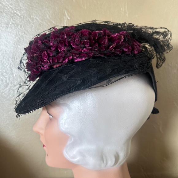 BEAUTIFUL 1940s\' BLACK FELT TILT HAT + BURGUNDY FABRIC \